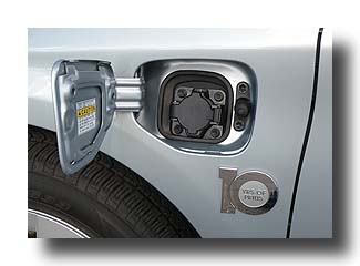 Prius-PHV_Plug-DoorOpen_01